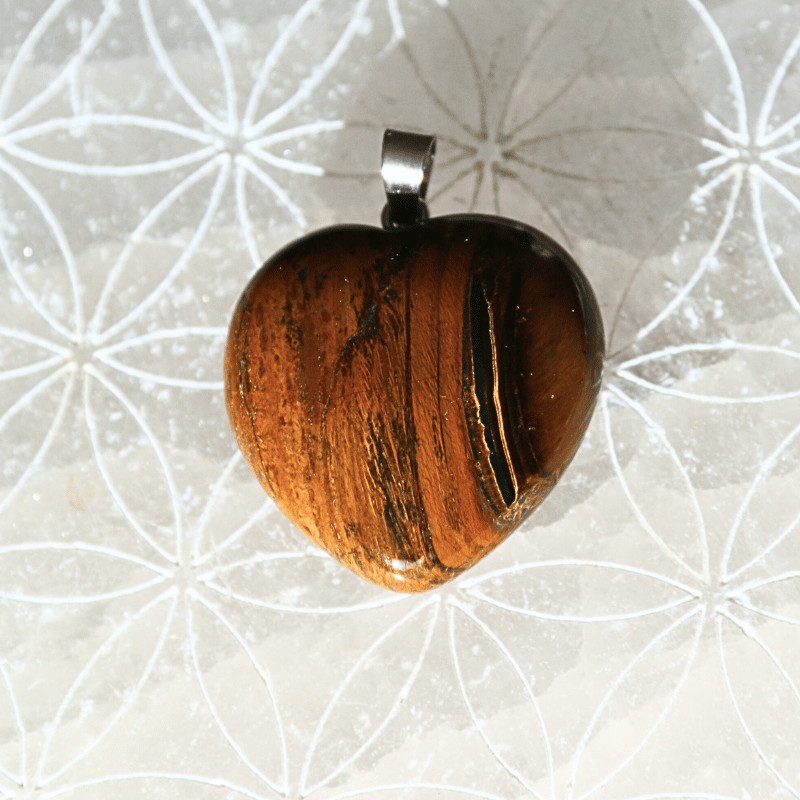 🐯 Œil de Tigre — Pendentif Cœur 30 mm : Protection, Force & Confiance - Bijoux en pierre De la terre à la lune