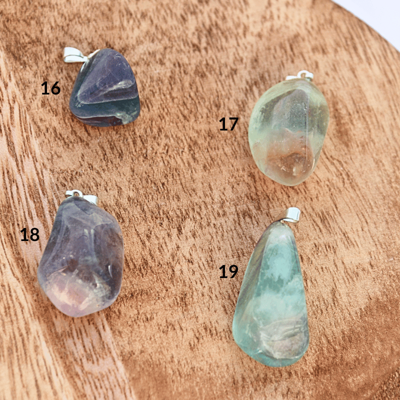 🌈 Fluorite — Pendentif Pierre Roulée : Concentration, Clarté Mentale &amp; Protection - Bijoux en pierre De la terre à la lune