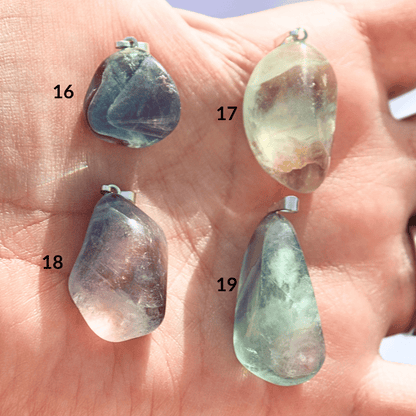 🌈 Fluorite — Pendentif Pierre Roulée : Concentration, Clarté Mentale &amp; Protection - Bijoux en pierre De la terre à la lune
